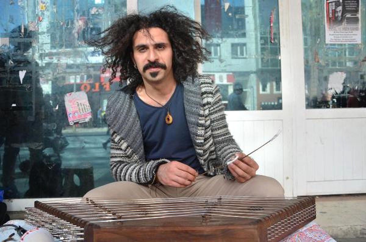 İran\'dan Kaçan Arman, Türkiye\'de Sokak Müzisyenliği Yapıyor