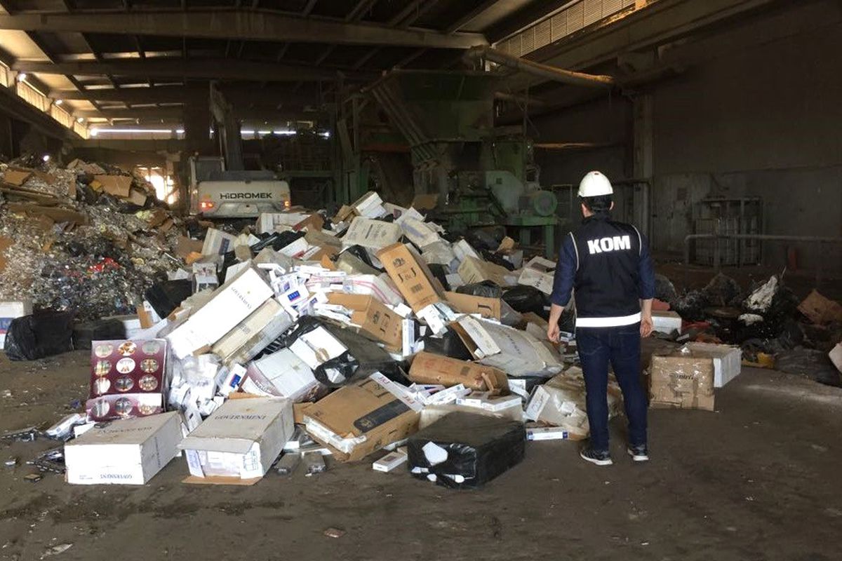 İzmir\'de 6,5 Milyon TL\'lik Kaçak Sigara İmha Edildi