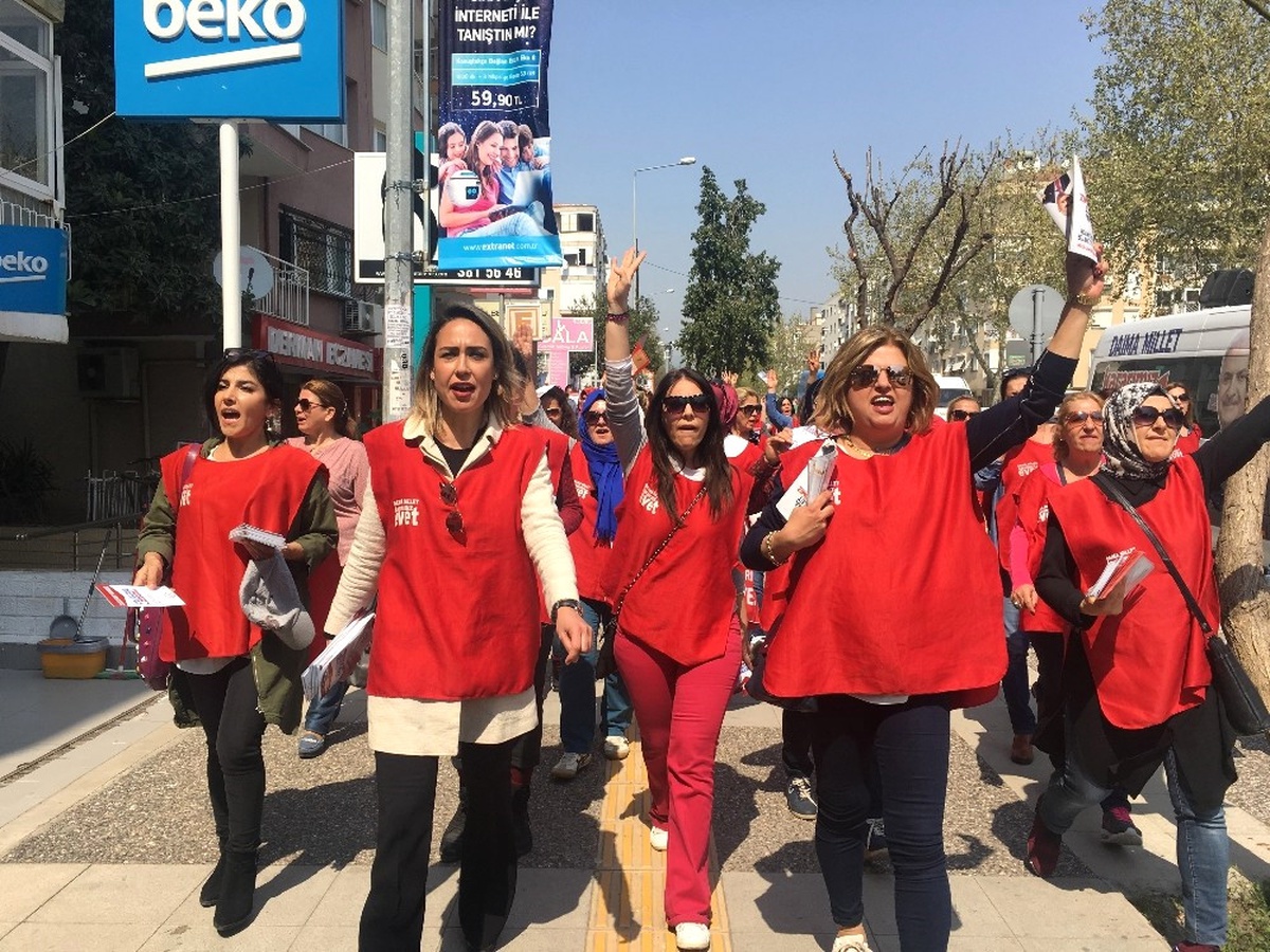 İzmirli Kadınlardan Sloganlı \'Evet\' Kampanyası