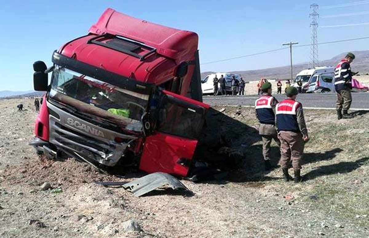 Kayseri\'de Trafik Kazası: 2 Ölü, 3 Yaralı