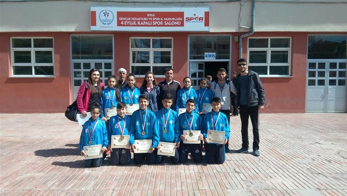 Malatya Badminton Takımı Yarı Final Müsabakalarını Birincilikle Tamamladı
