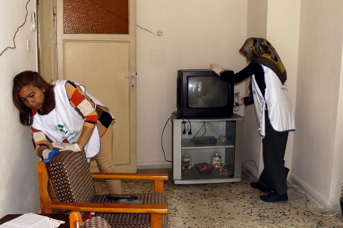 Mersin\'de Yaşlıların Evi Belediye Ekiplerince Temizleniyor
