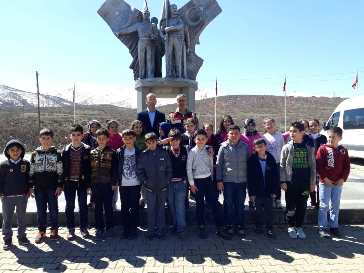 Öğrenciler, Şehitlik Anıtını Ziyaret Etti