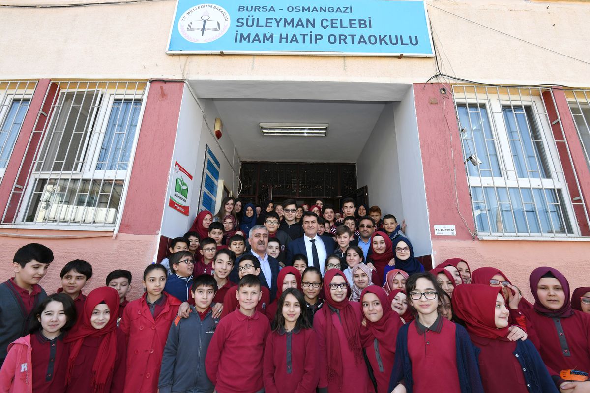 Öğrencilerden Dündar\'a Doğum Günü Sürprizi