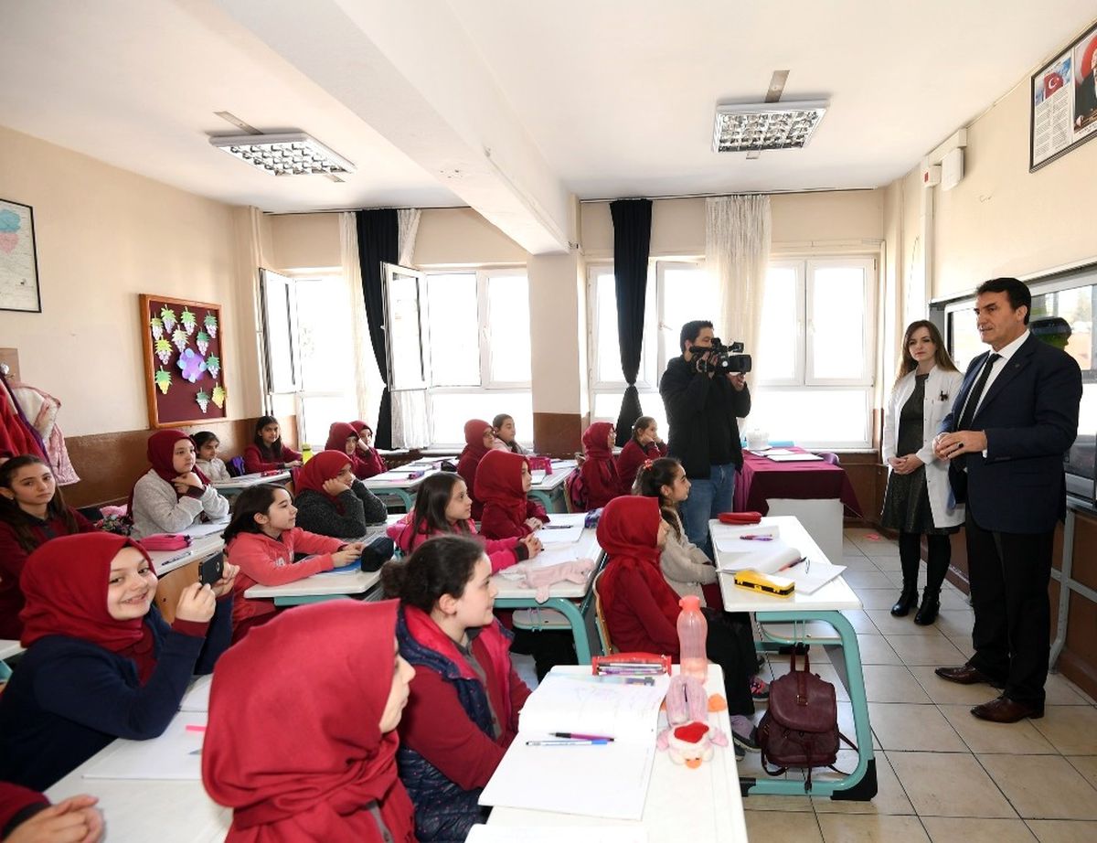 Öğrencilerden Dündar\'a Doğum Günü Sürprizi