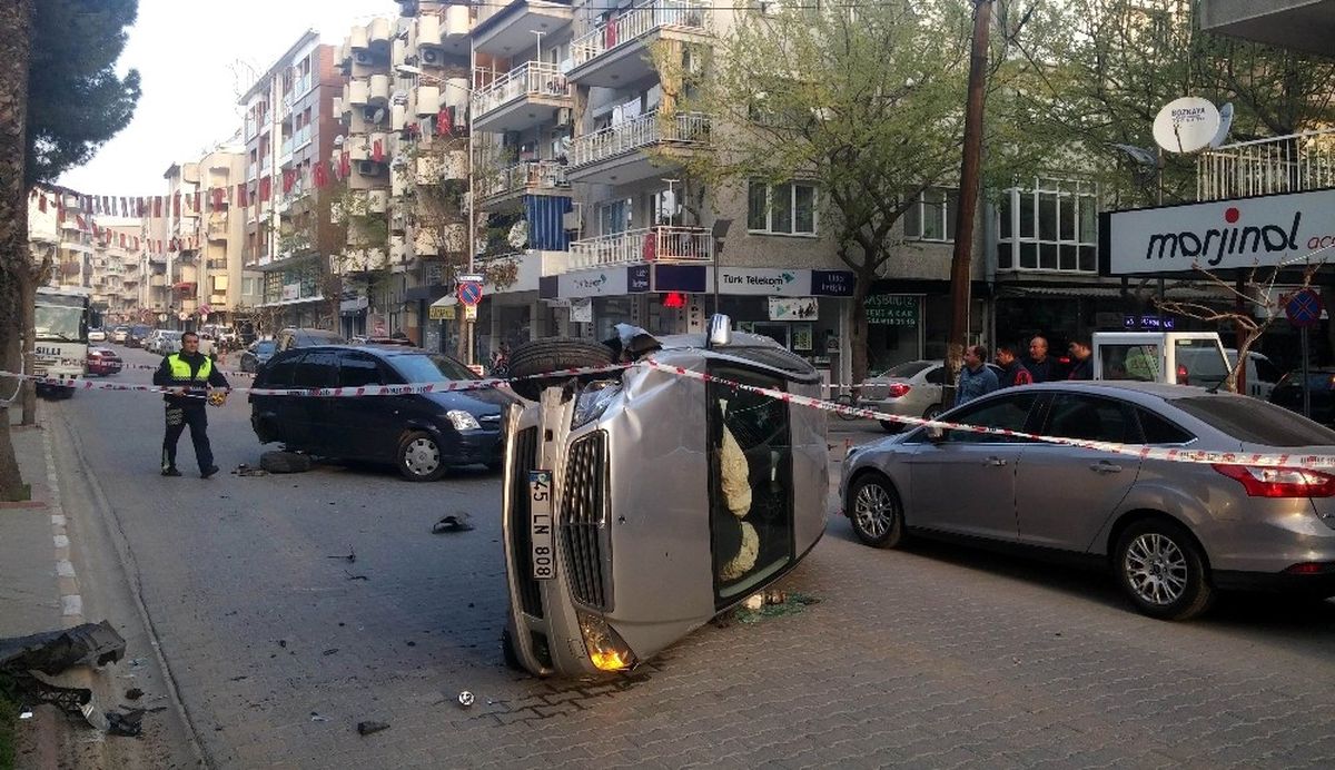 Önce Otomobile, Sonra Ağaca Çarptı