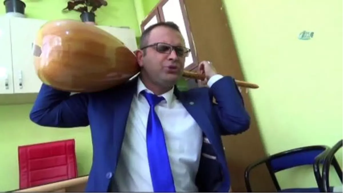 Sazı Ensesinde Çalıyor