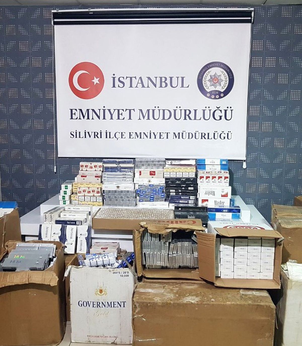 Silivri\'de Kaçak Sigara Operasyonu Kamerada