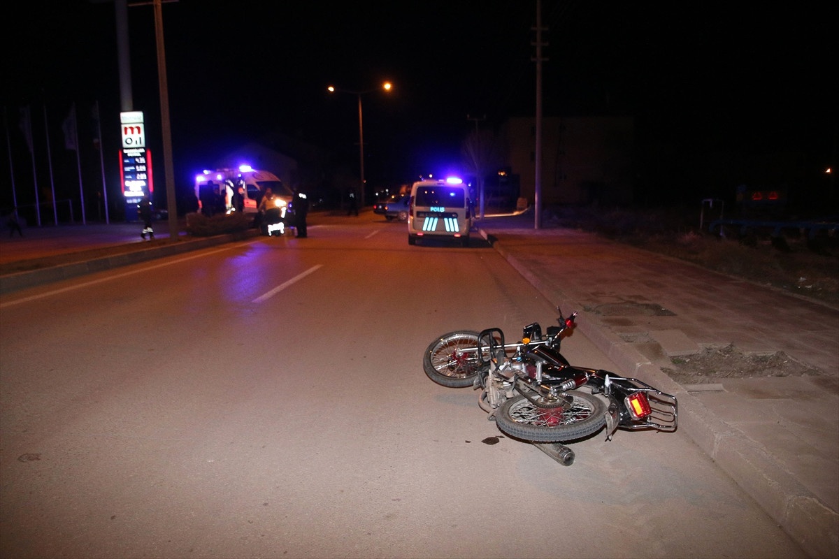 Sivas\'ta Otomobille Motosiklet Çarpıştı: 2 Yaralı