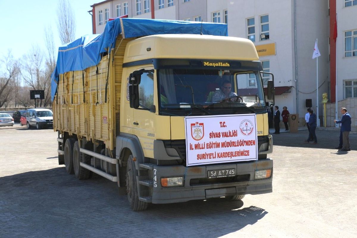 Sivas\'tan Suriyeli Öğrencilere 2 Tır Yardım