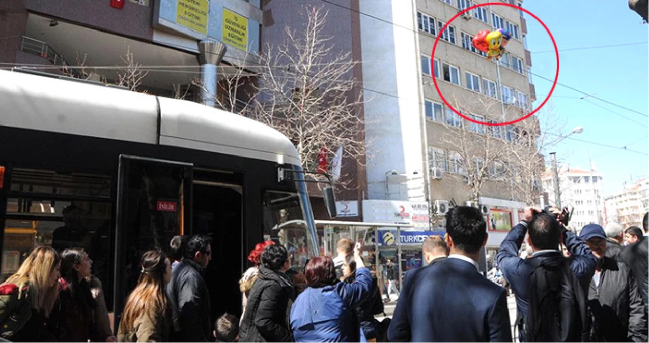 Tramvay Tellerine Takılan Pepee Balonları Seferleri Durdurdu