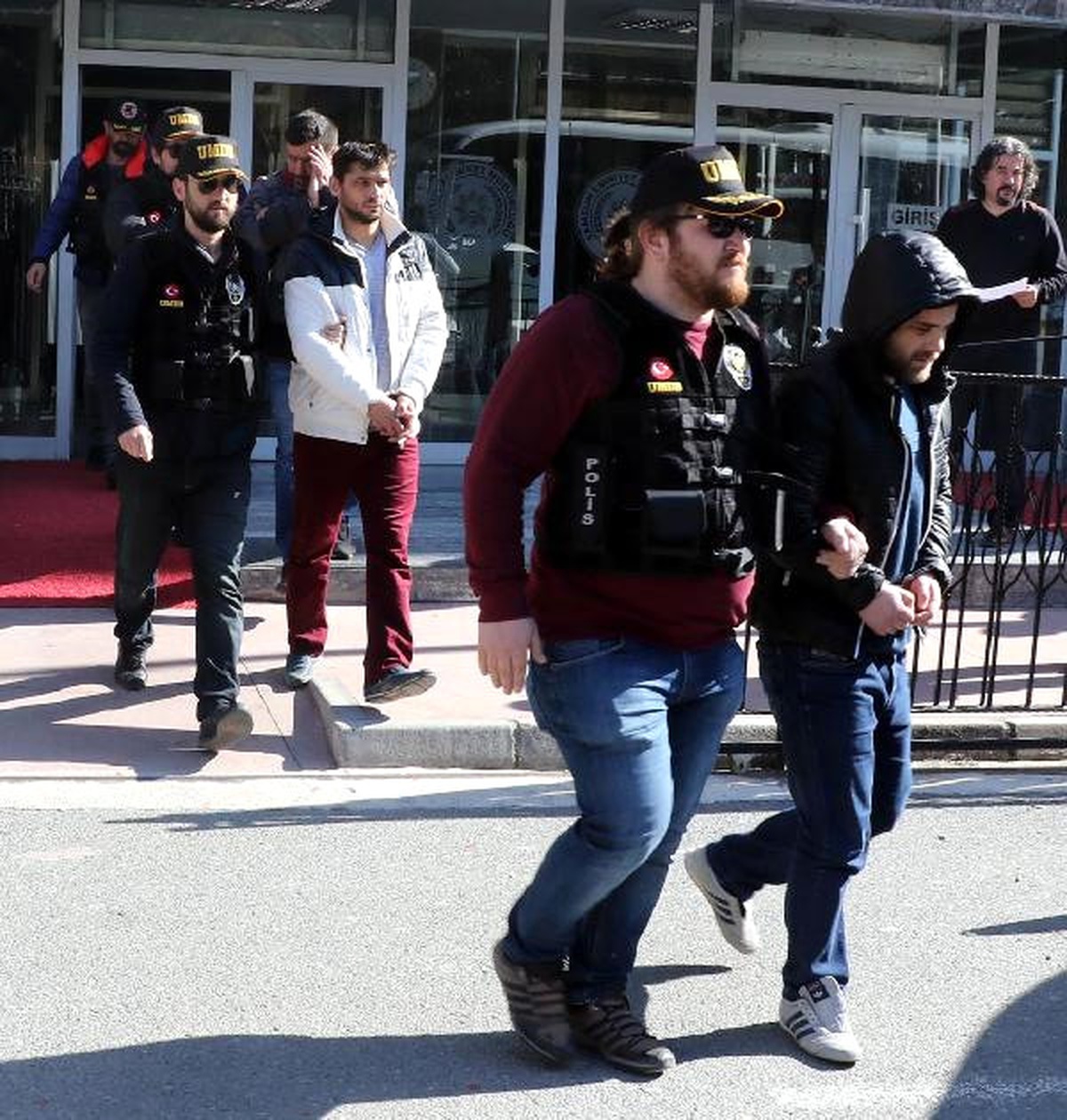 Uyuşturucu Operasyonunda Gözaltına Alınan 19 Kişi Adliyede