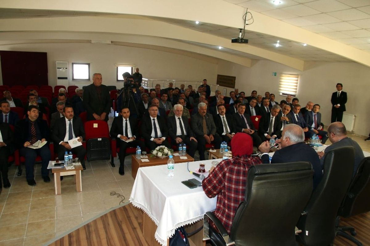 Vali Zorluoğlu Keban\'da Muhtarlarla Buluştu