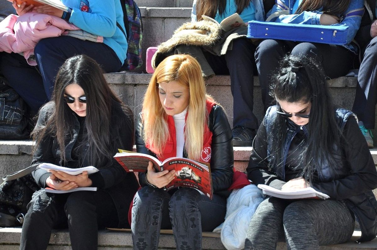 Yozgat\'ta 30 Dakika Boyunca Meydanda Kitap Okundu