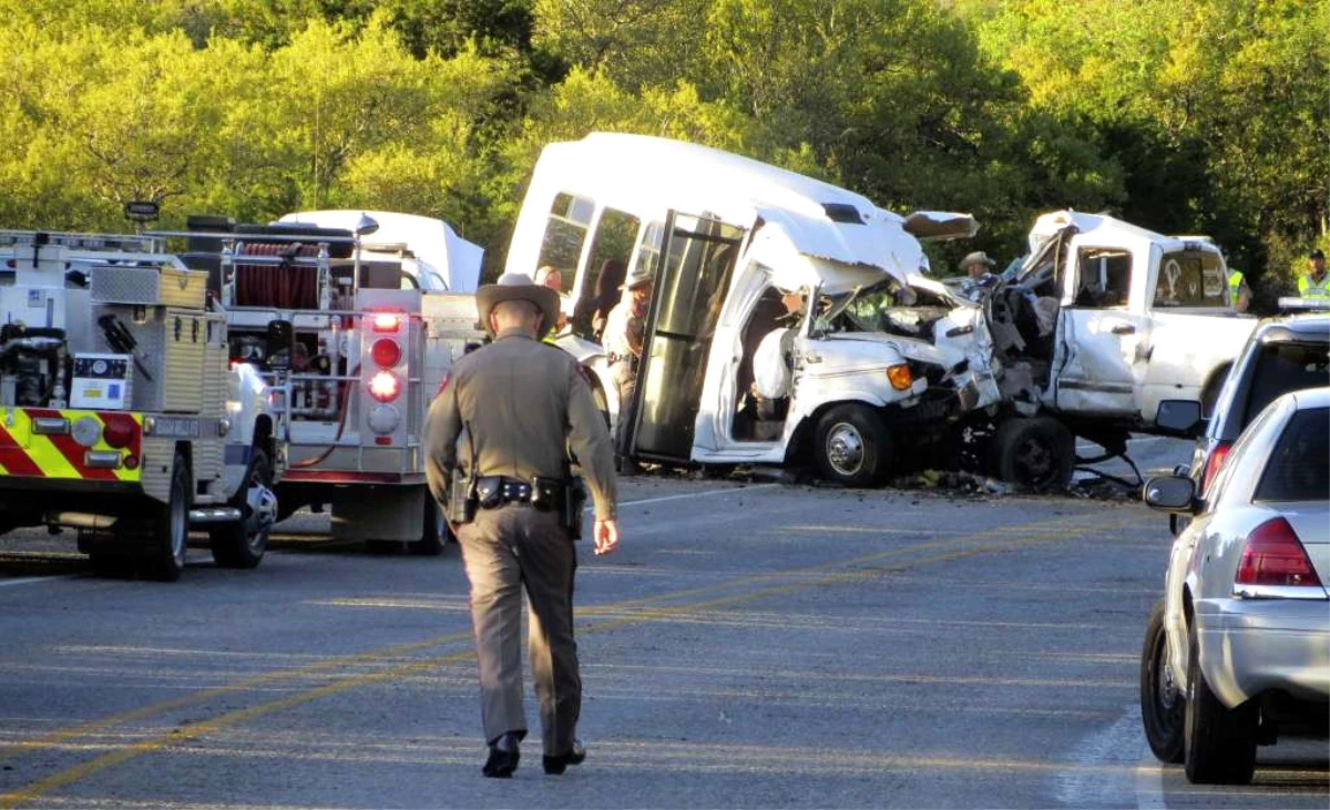 ABD\'de Kilise Üyelerini Taşıyan Otobüs Kaza Yaptı: 12 Ölü, 3 Yaralı