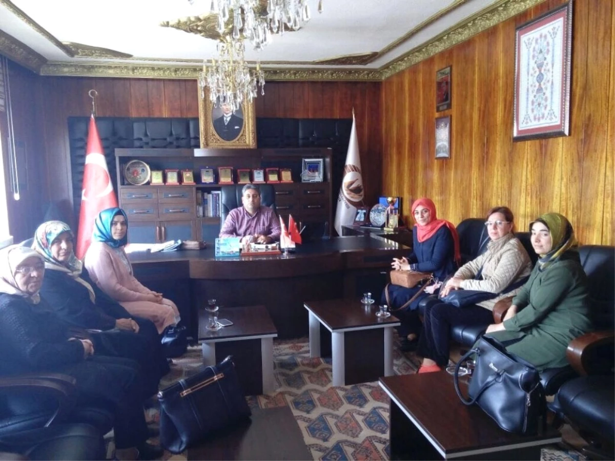 AK Parti Kadın Kolları Çat Kasabasında Referandum Çalışmaları Yaptı