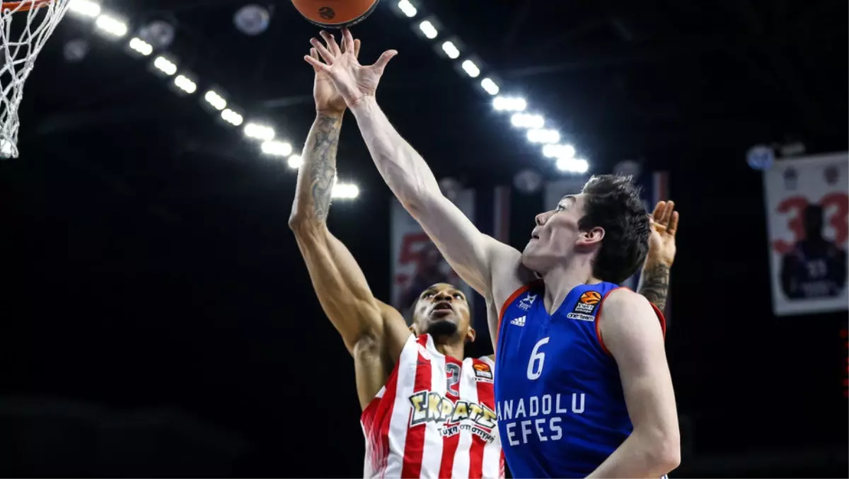 Anadolu Efes: 77 - Olympiakos: 69