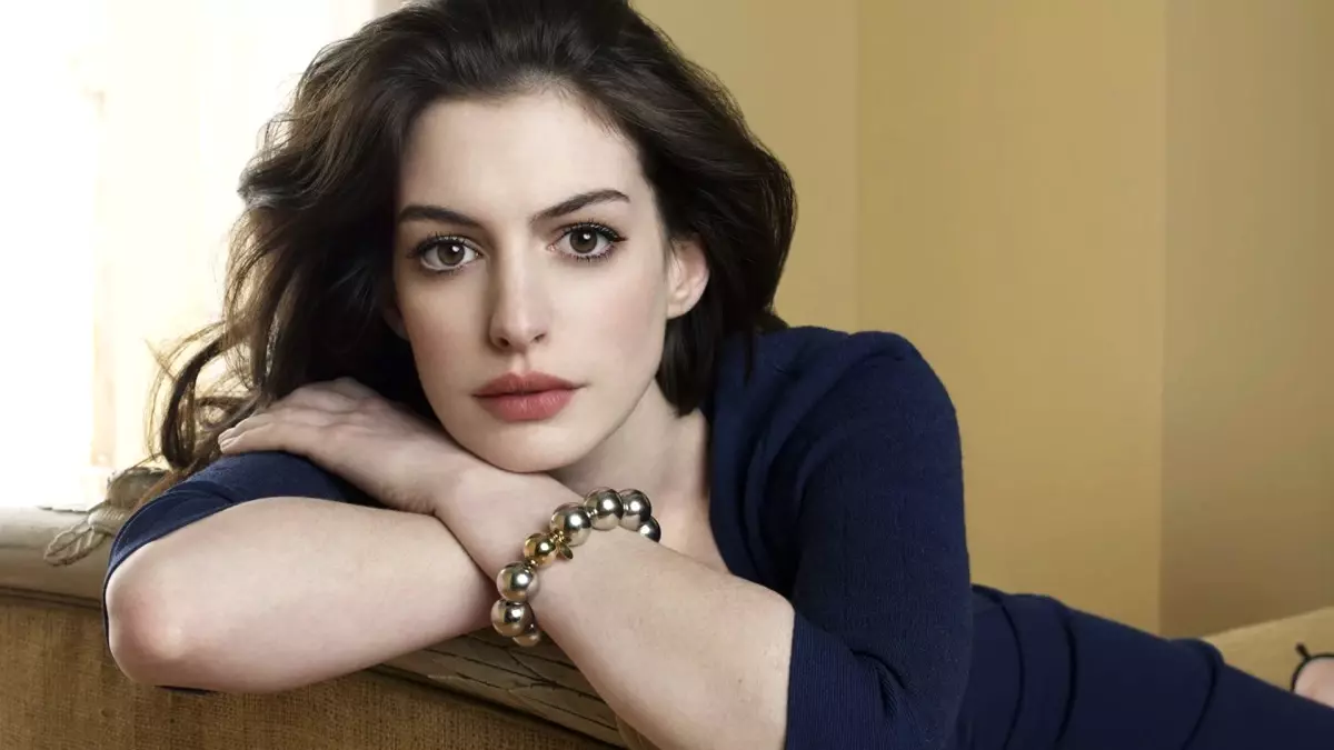 Anne Hathaway Öyle Bir Kıyafet Giydi ki Önü Ayrı, Arkası Ayrı Bir Olay Oldu