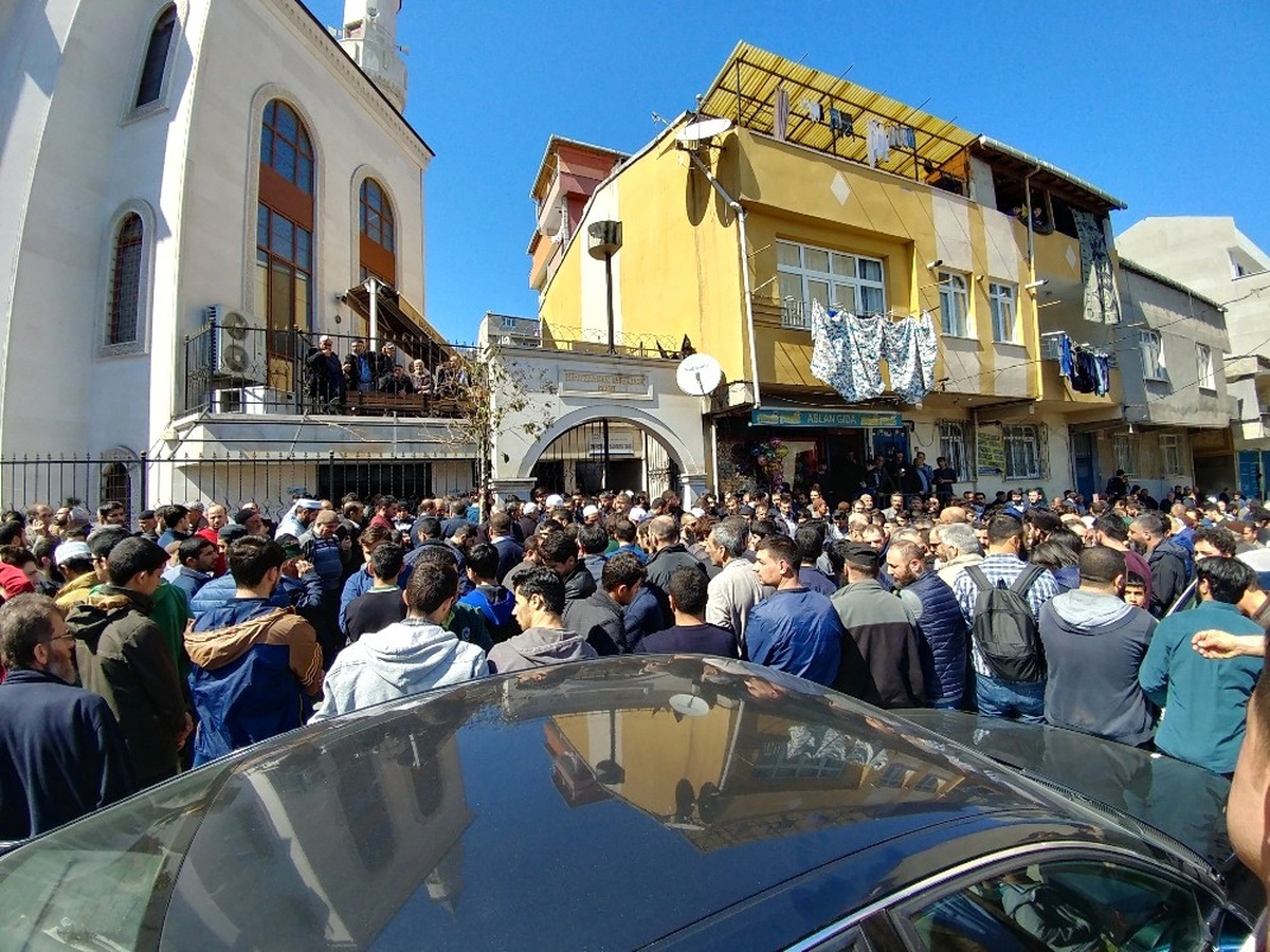 Bağcılar\'da Öldürülen 16 Yaşındaki Çocuk Son Yolculuğuna Uğurlandı
