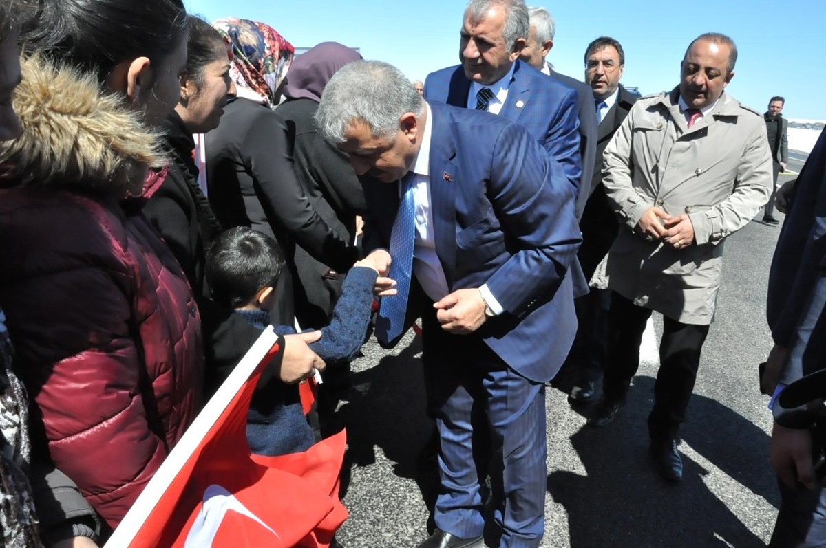 Bakan Arslan Sarıkamış\'ta Esnafı Ziyaret Etti