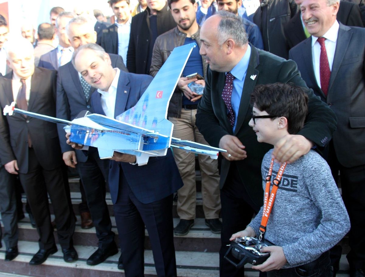 Bakan Kılıç Türkiye\'nin En Genç Iha Pilotunu Izledi
