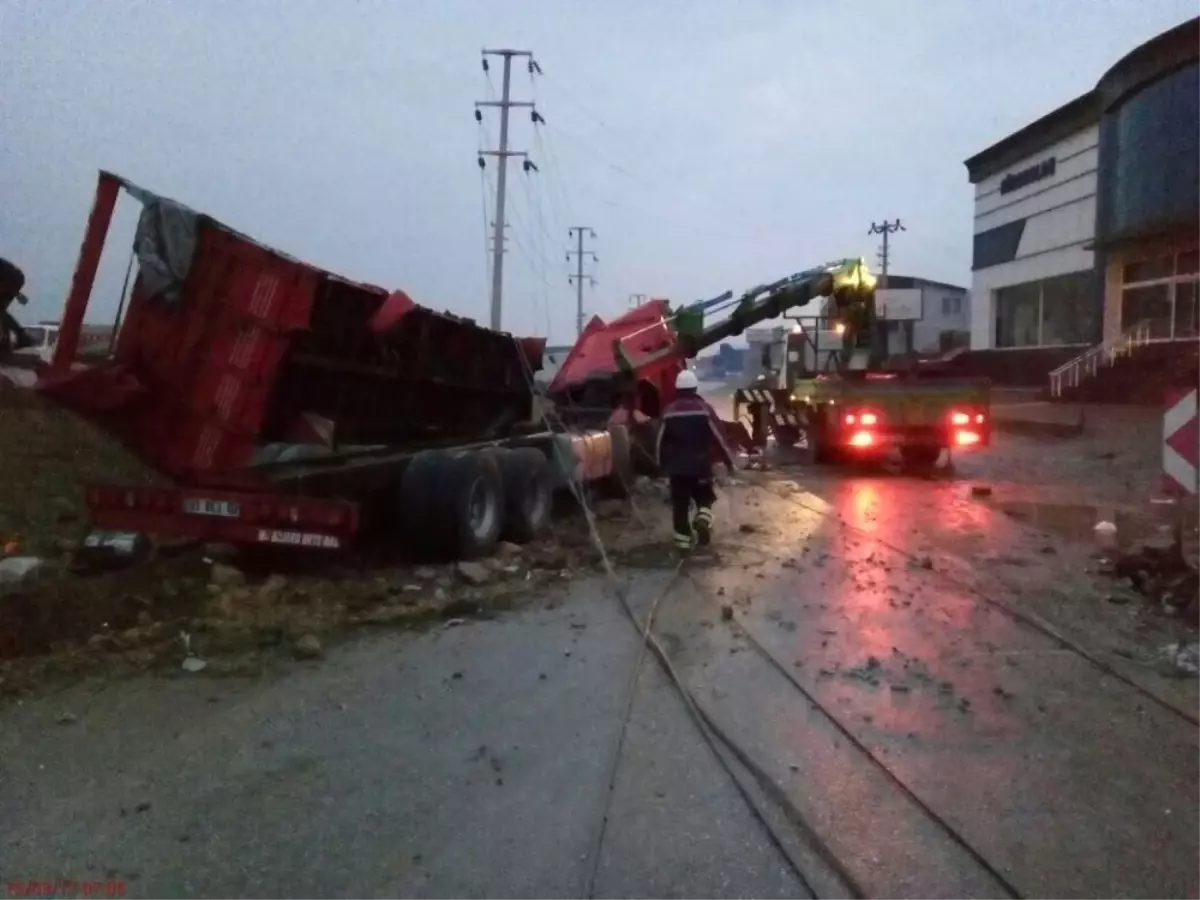 Bursa-Yalova Karayolunda Tır Devrildi