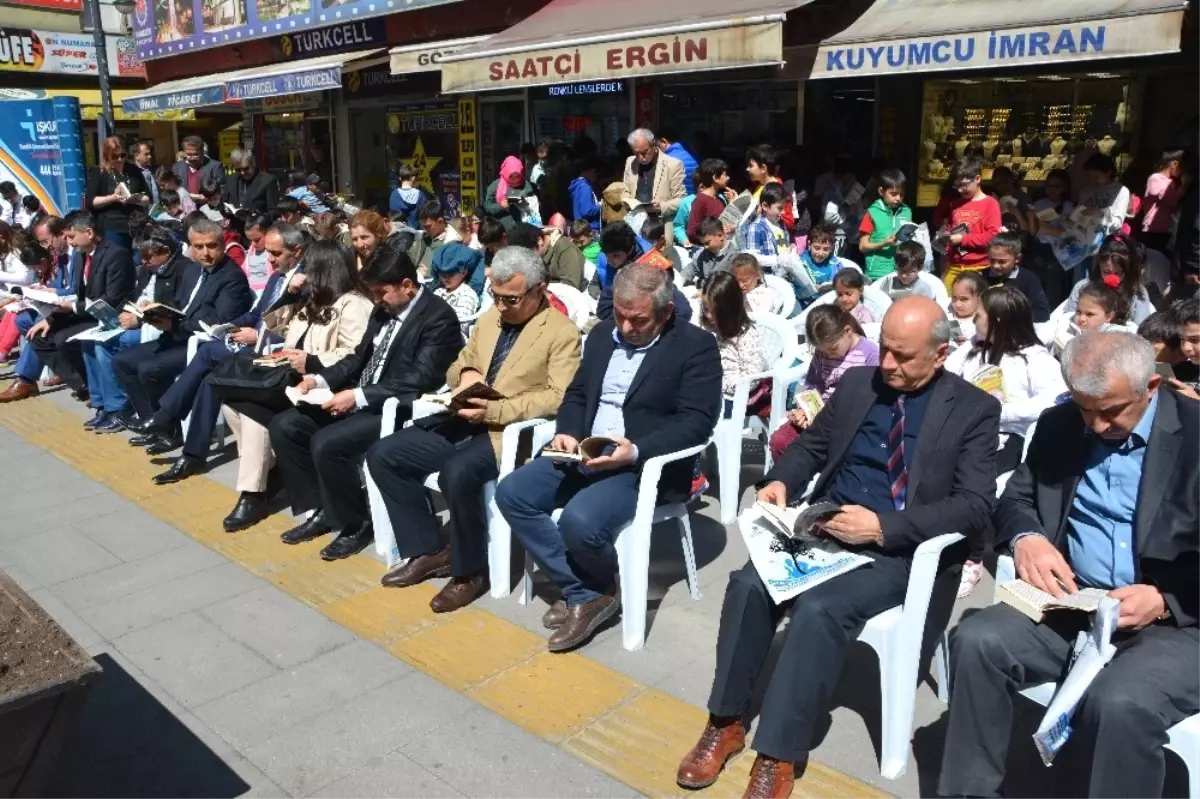 Caddede Toplu Kitap Okuma Etkinliği