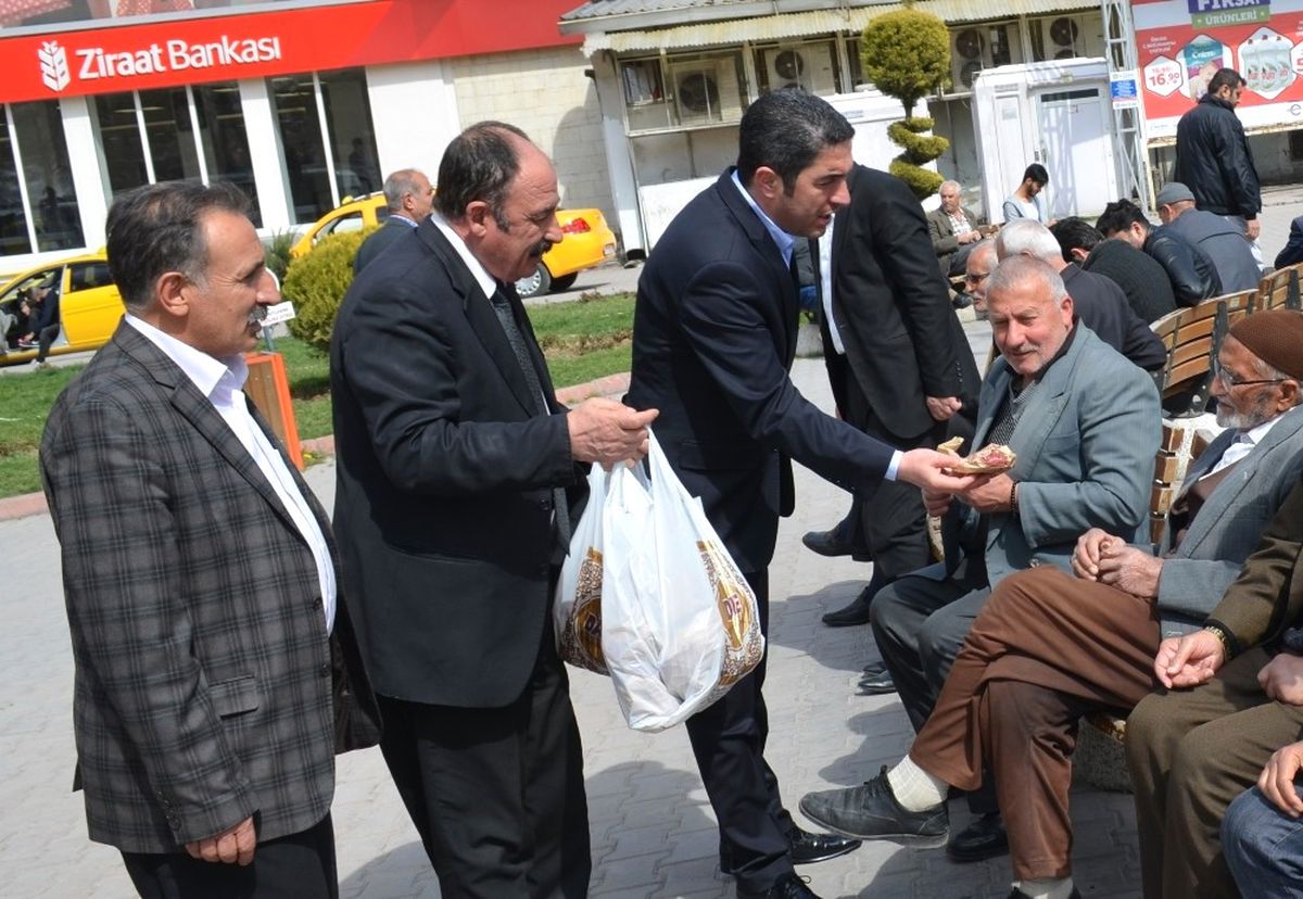 CHP Kandil Simidi Dağıttı