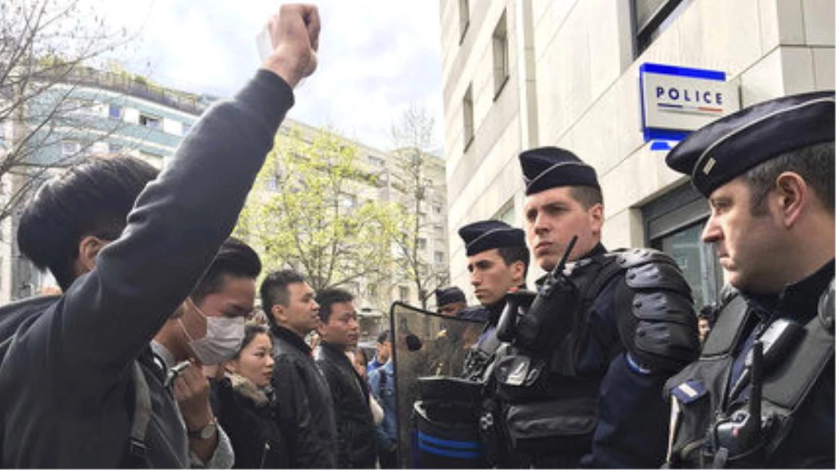 Çinli Göçmenler Fransız Polisini Protesto Etti
