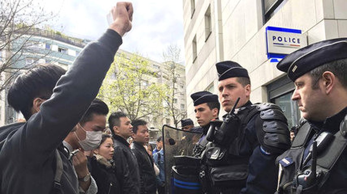 Çinli Göçmenler Fransız Polisini Protesto Etti