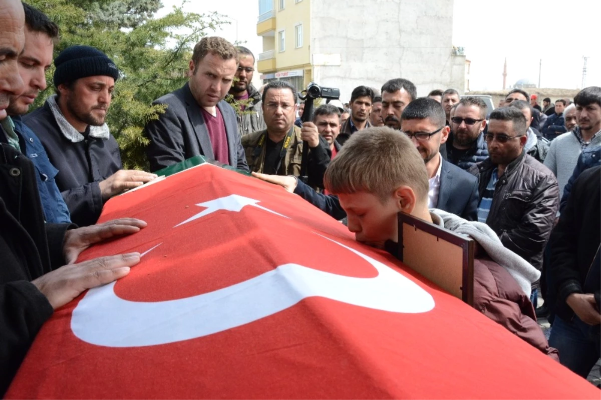 Emekli Polisin Öldürdüğü Doktor Toprağa Verildi