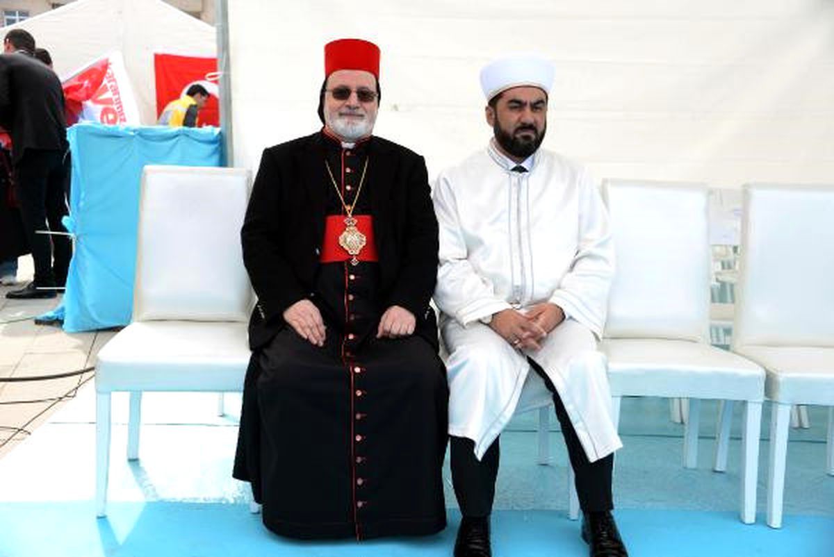 Erdoğan, Mardin\'de 4 Dilde Pankartla Karşılandı (1)