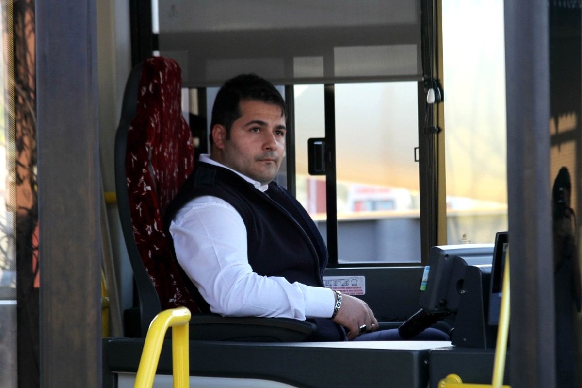 Halk Otobüsüne Taşlı Saldırı Güvenlik Kamerasına Yansıdı