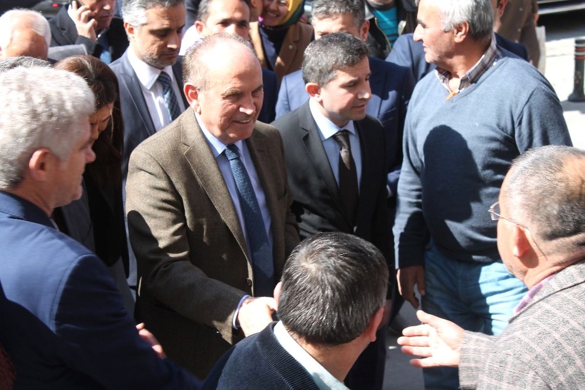 Kadir Topbaş, Suni Çim Sahalarla İlgili Projesini Açıkladı