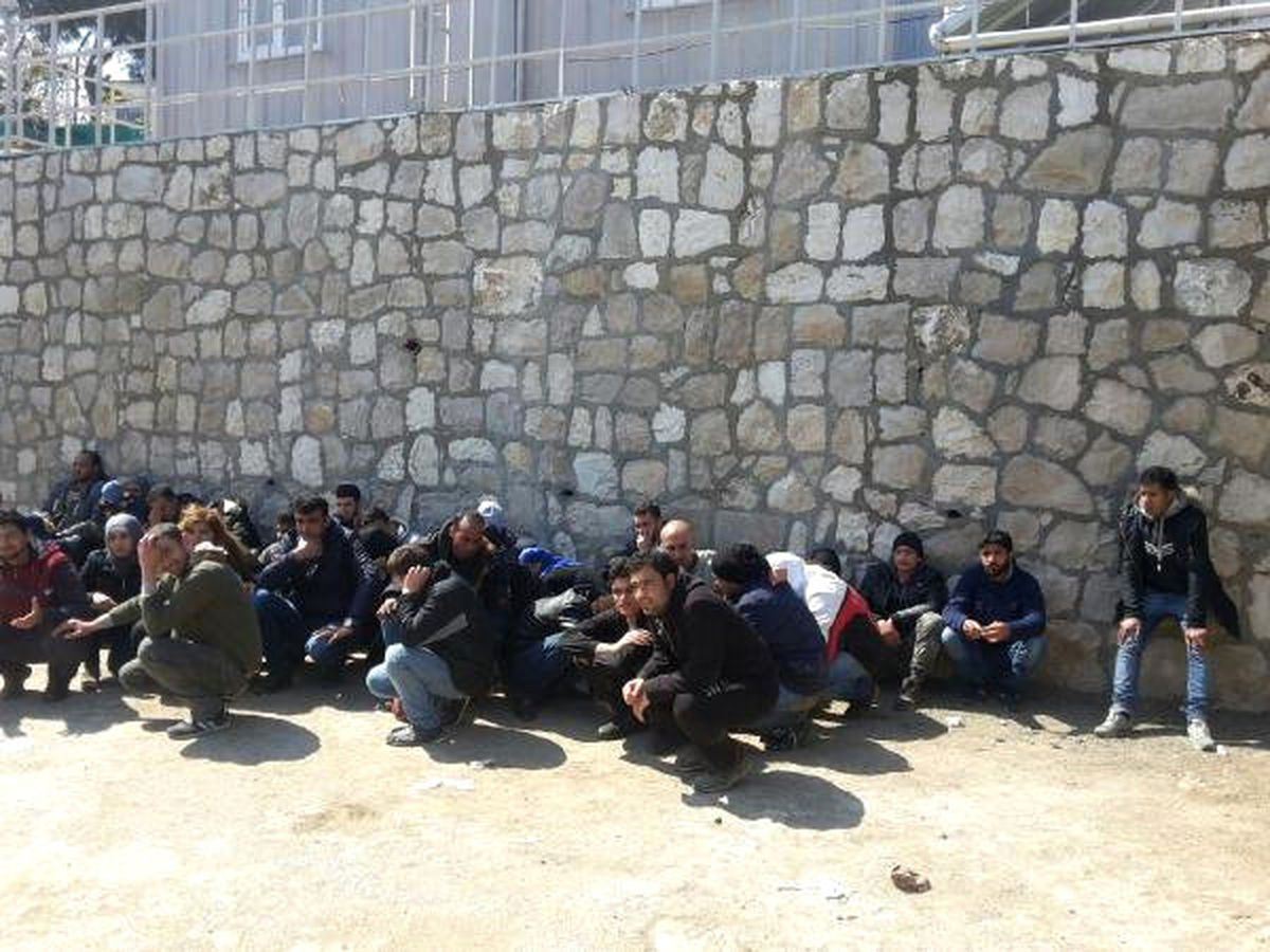 Karaburun\'da 57 Suriyeli Kaçak Yakalandı