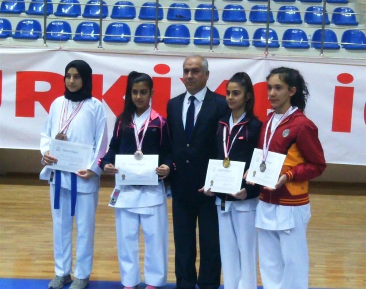 Karate\'de 10 Sporcu Yarı Finallerde