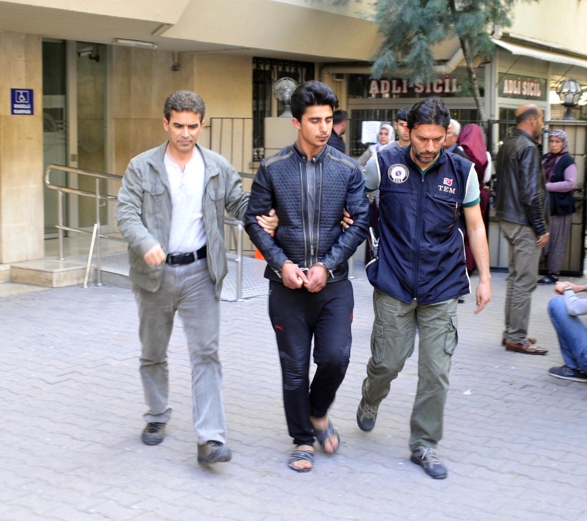 Lastik Yakıp Polis Aracına Fırlatan Şüpheli Tutuklandı
