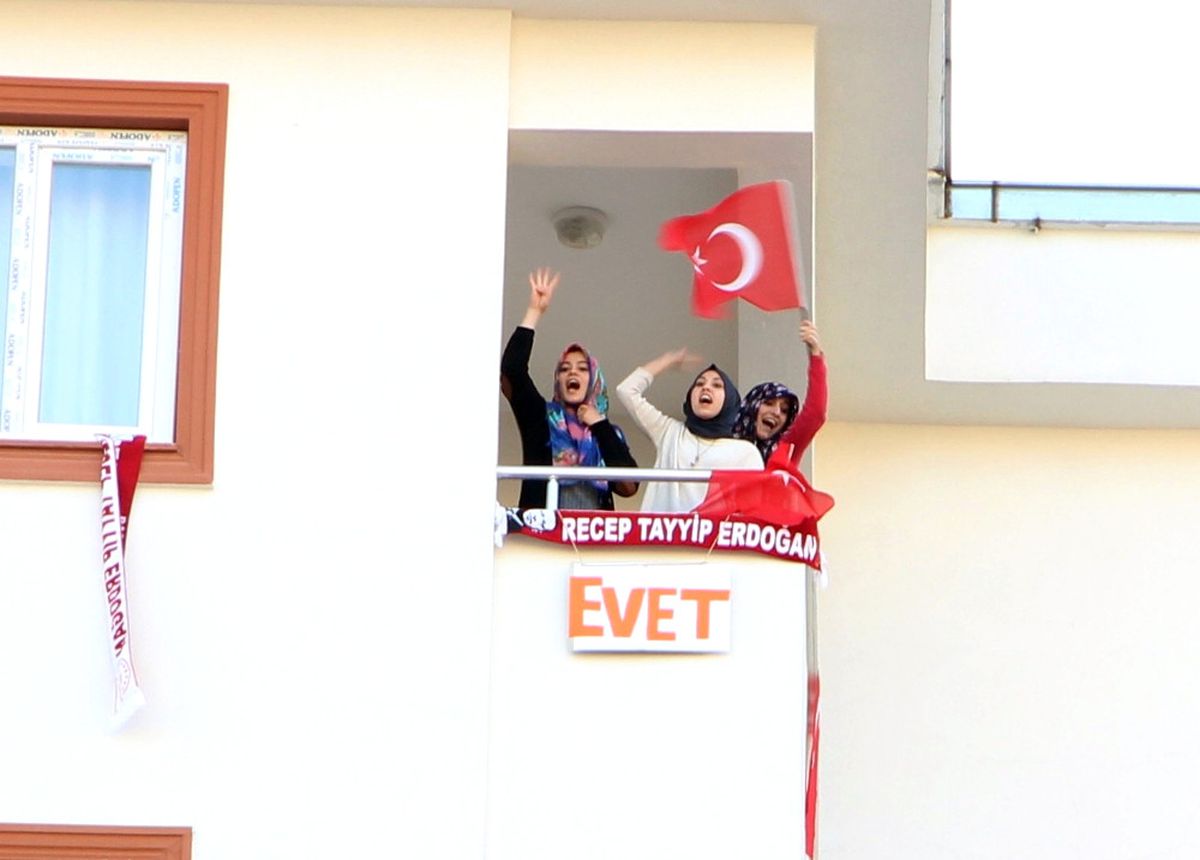 Meral Akşener\'e Balkondan \'Evet\' Protestosu