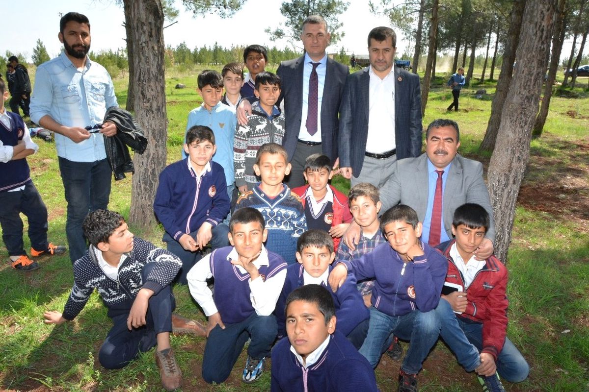Öğrenciler Gölet Çevresinde Çöp Toplayıp Ağaç Dikti