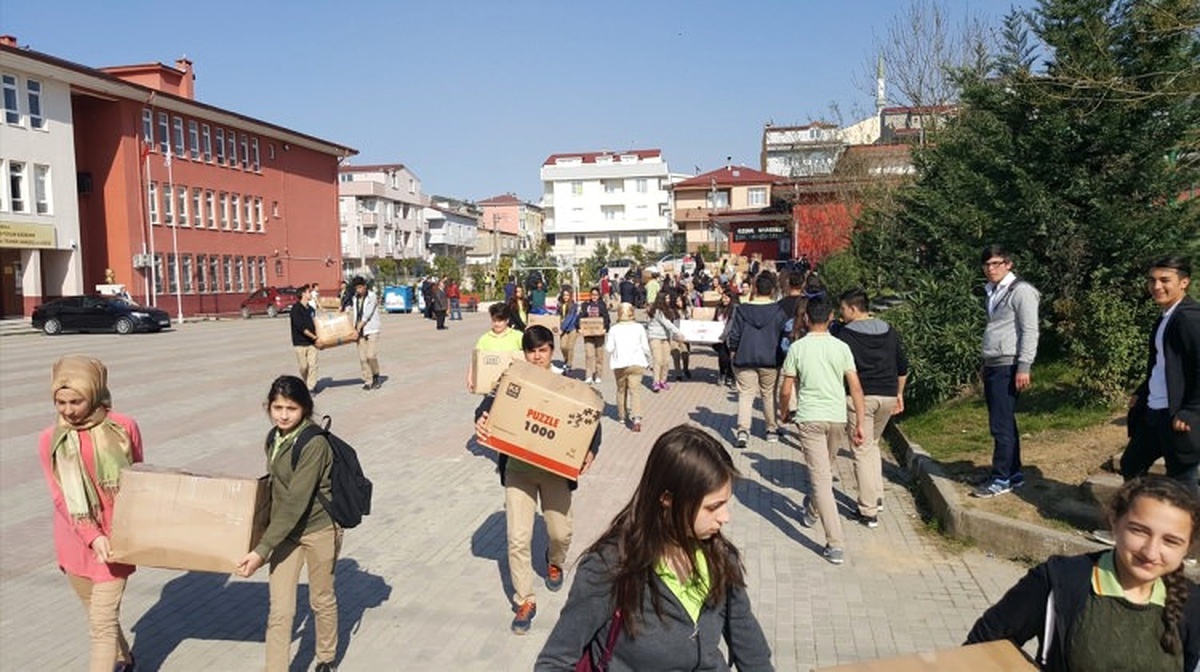 Öğrencilerden Suriyeli Çocuklara Kırtasiye Yardımı