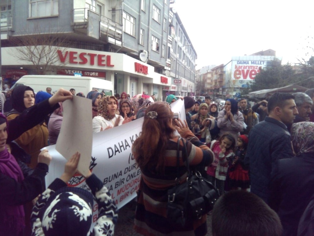 Okul Önünde Meydana Gelen Kazaya Tepki İçin Yolu Kapattılar
