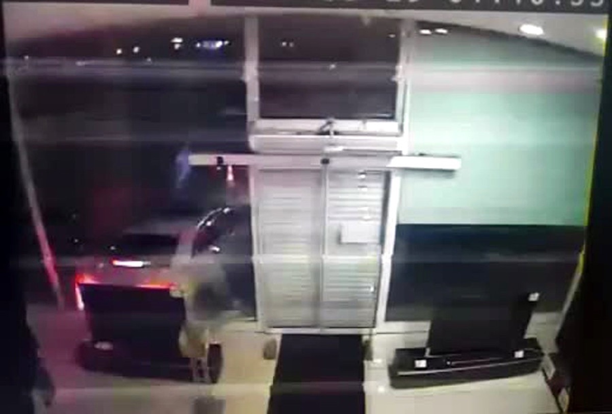 Mağazanın Camını Lüks Araçla Kıran Hırsızlar Kamerada