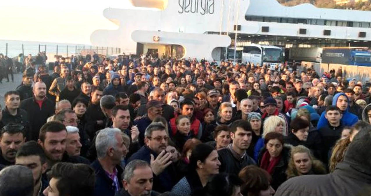 Sarp Sınır Kapısı\'nda Genişletme Çalışmaları Nedeniyle İzdiham Oluştu