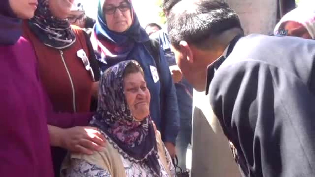 Şehit Astsubay Ömer Halisdemir\'in Annesi Vefat Etti