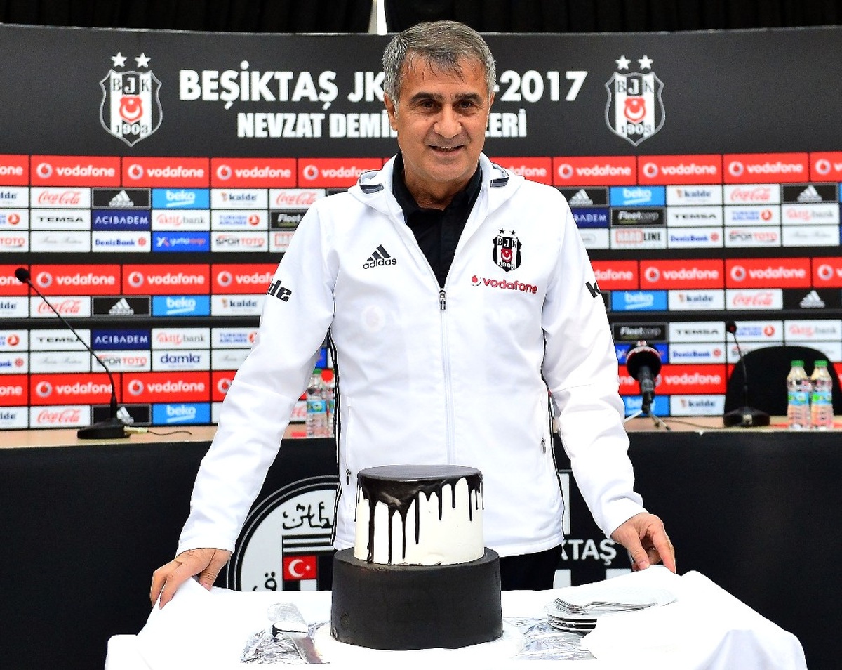 Şenol Güneş\'in Kızı Günçe Güneş\'ten Basın Mensuplarına Siyah-beyaz Pasta İkramı