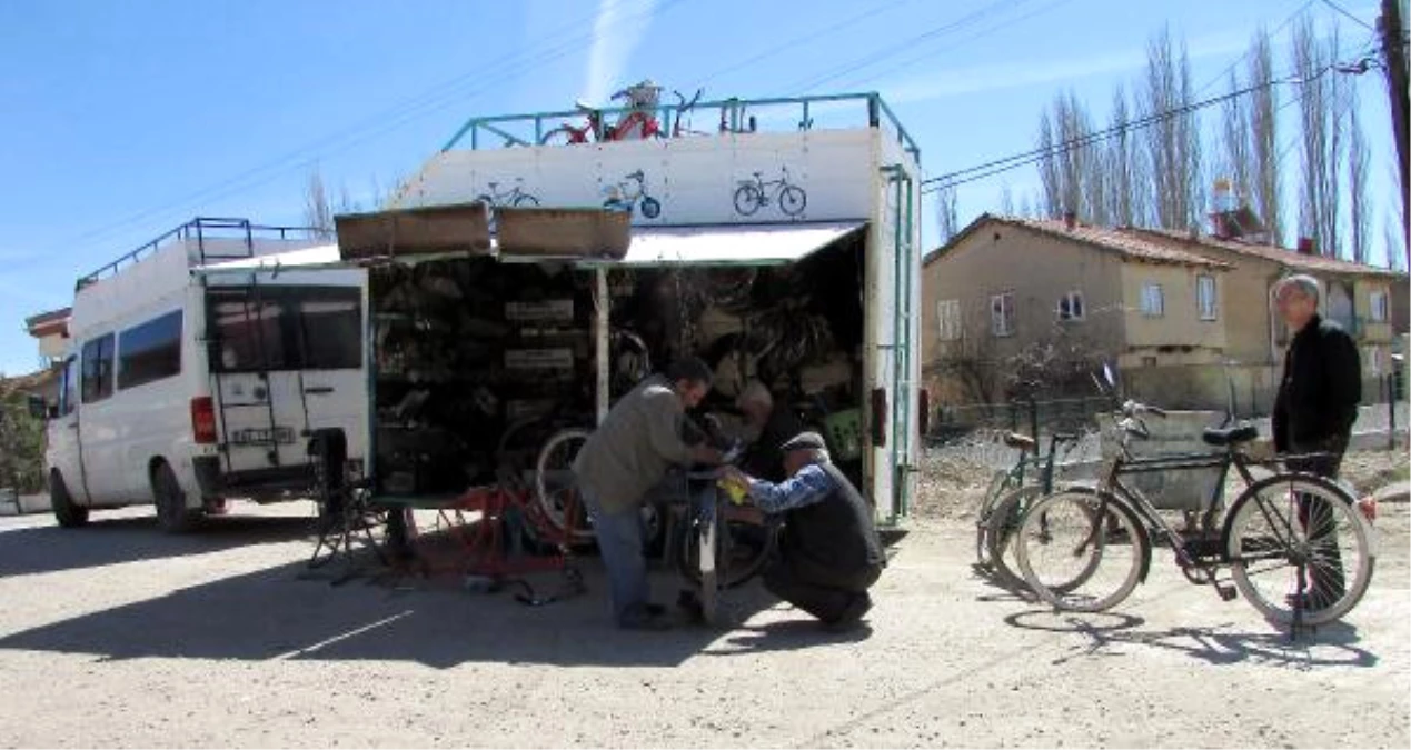 Afyon\'da Seyyar Bisiklet Tamircisi, Müşterilerinin Ayağına Gidiyor