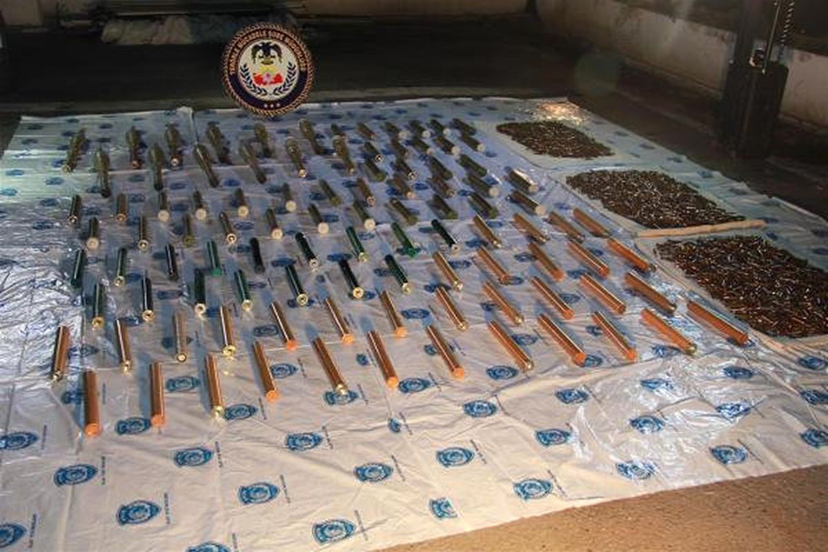 Sur\'da Boş Evde PKK Cephaneliği Çıktı