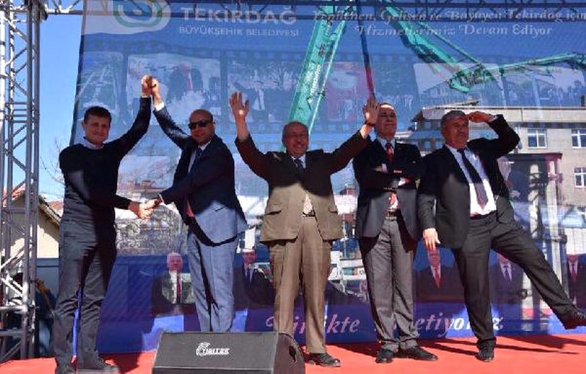 Tekirdağ CHP\'li Milletvekili ve Belediye Başkanları Sahnede \'Ayır\' Yazdı