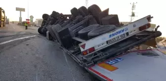 Tır Devrildi, Yükler Yola Saçıldı