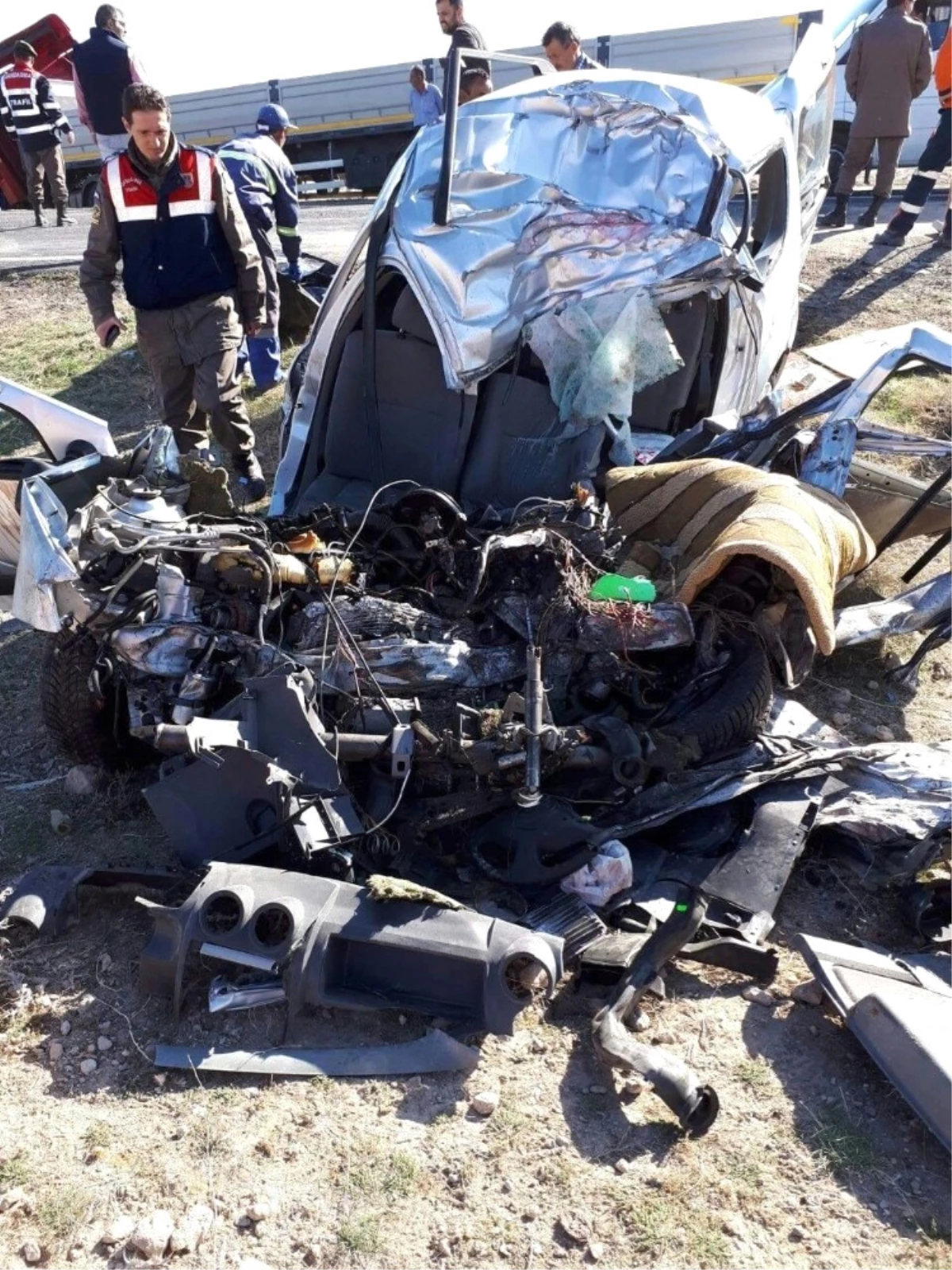 Kayseri\'de TIR\'la Otomobil Çarpıştı: 2 Ölü, 3 Yaralı